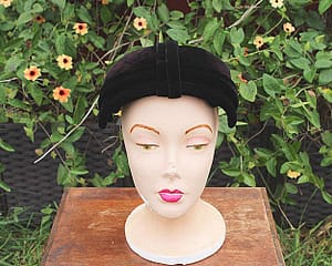 1950s Miriam Lewis Vintage MCM Black Velvet Close Shell Ladies Half Hat at whisperingcityrva.com