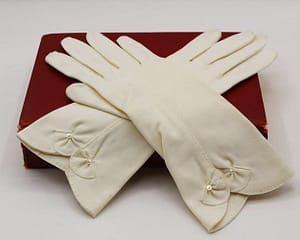 Aris MCM Vintage Bracelet Length Ivory White Ladies Gloves with Scallop Twist and Button Detailing - Size 6.5 at whisperingcityrva.com