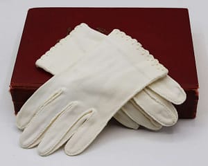 MCM Vintage Ivory White Ladies Shorties Short Gloves with Embroidery French Knot Detailing - Size 7 whisperingcityrva.com