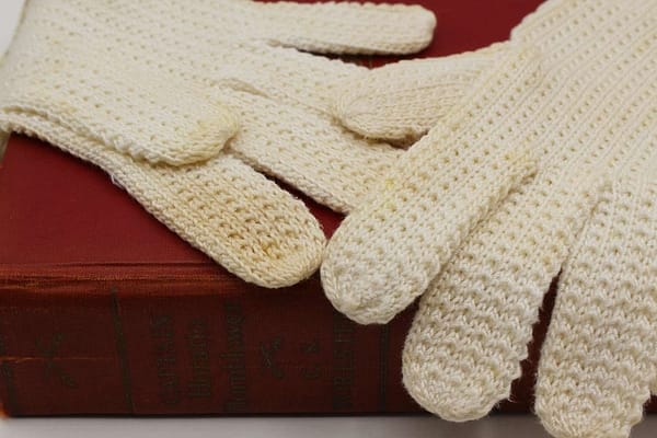 MCM Vintage Knit Ivory White Shorties Short Ladies Winter Gloves with Metallic Detailing - Size 7 at whisperingcityrva.com