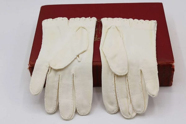 MCM Vintage Ivory White Ladies Shorties Short Gloves with Embroidery French Knot Detailing - Size 7 whisperingcityrva.com