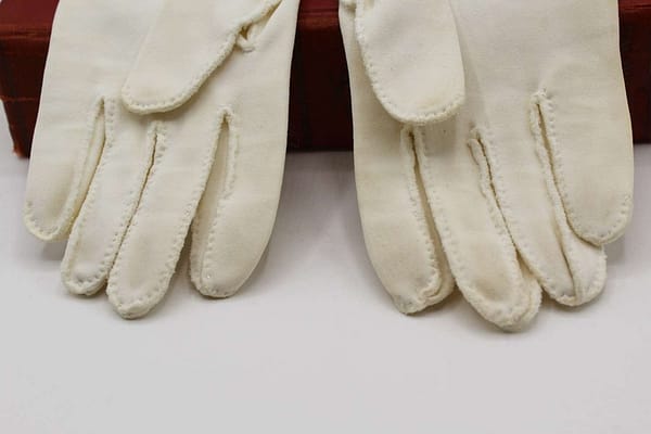 MCM Vintage Ivory White Shorties Short Ladies Gloves with Pearl Buttons - Size 6.75 at whisperingcityrva.com