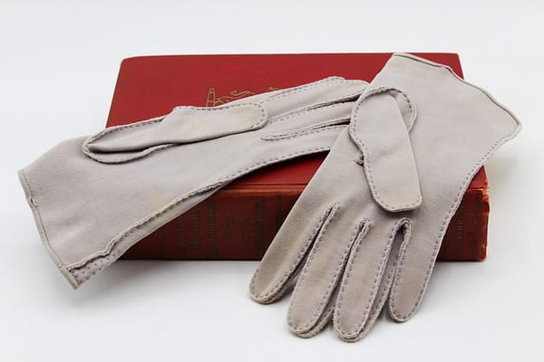 Mid Century Vintage Beige Shorties Short Ladies Gloves with Decorative Stitching - Size 7 at whisperingcityrva.com