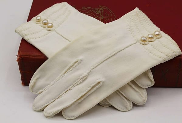 MCM Vintage Ivory White Shorties Short Ladies Gloves with Pearl Buttons - Size 6.75 at whisperingcityrva.com