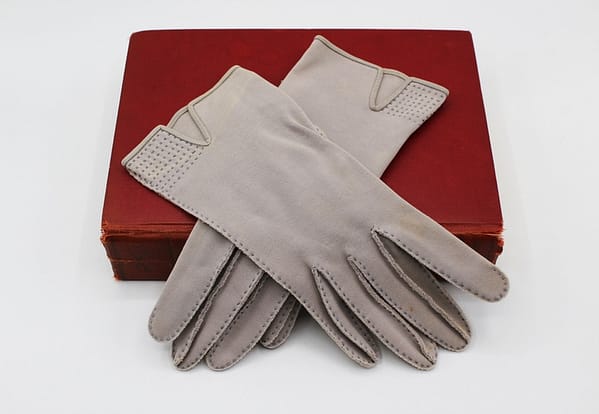 Mid Century Vintage Beige Shorties Short Ladies Gloves with Decorative Stitching - Size 7 at whisperingcityrva.com