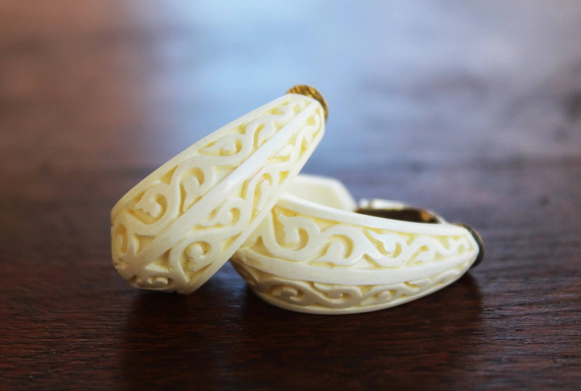 Crown Trifari Signed Carved Style Ivory White Graduated Hoop Clip-On Earrings – Vintage, Retro, Tribal, Boho, Tiki, Wedding, Mid Century