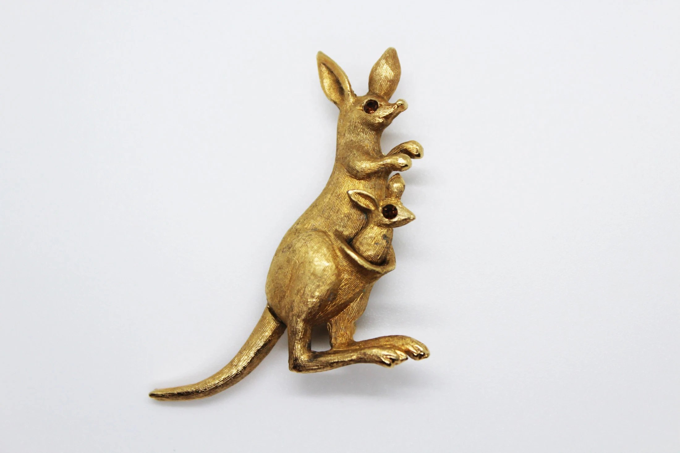 Avon Signed Articulated Kangaroo with Joey Brooch Pin – Vintage Retro Animal Lovers 1970s Gold Tone Boho Collectible Costume Jewelry