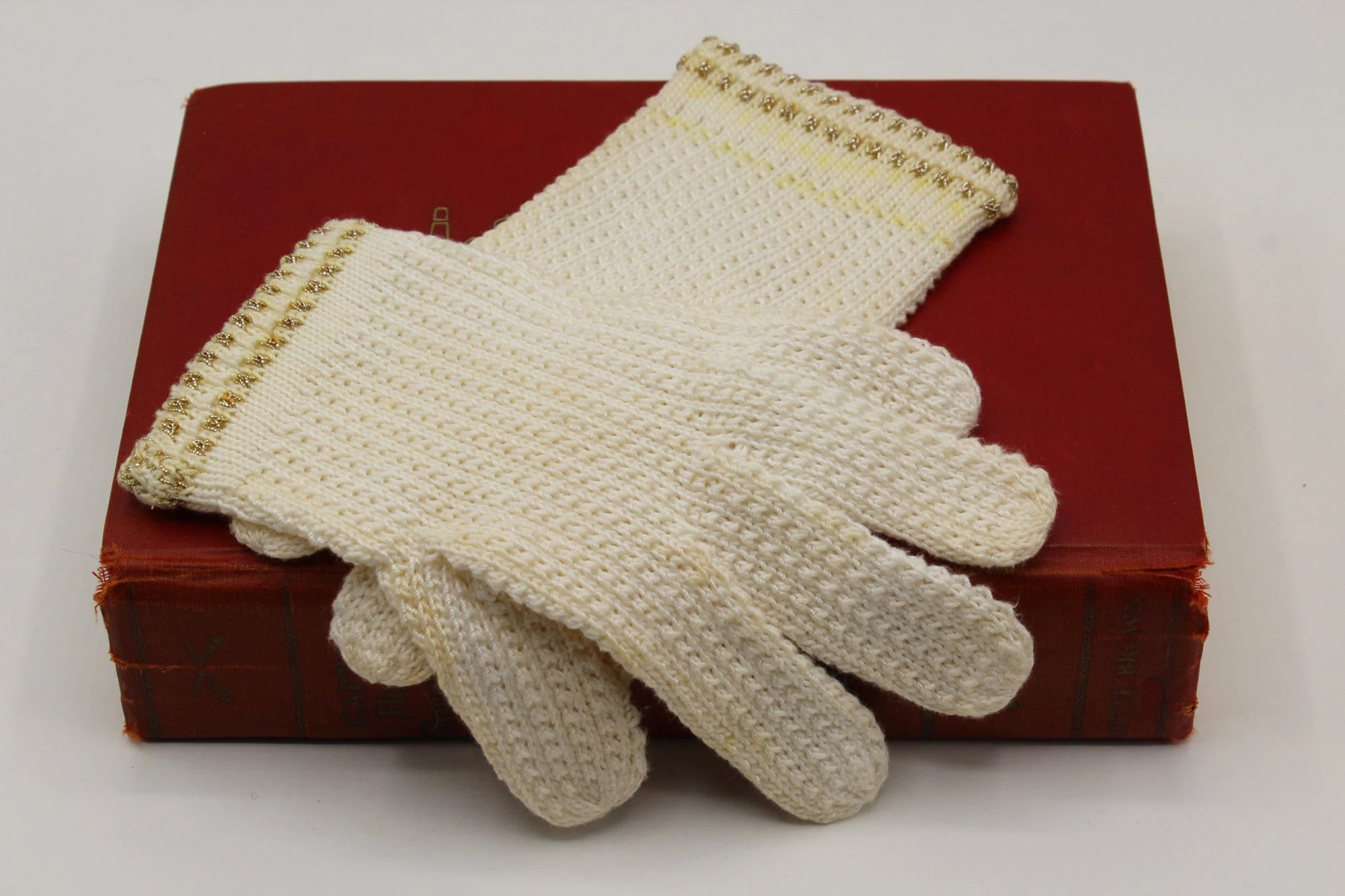 Mid Century Vintage Knit Ivory White Shorties Length MCM Short Ladies Cozy Winter Gloves with Metallic Thread Detailing - Size 7