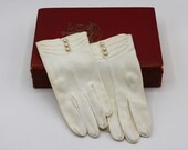 Mid Century Vintage Ivory White Shorties Length MCM Short Ladies Gloves with Pearl Button Detailing - Size 6.75