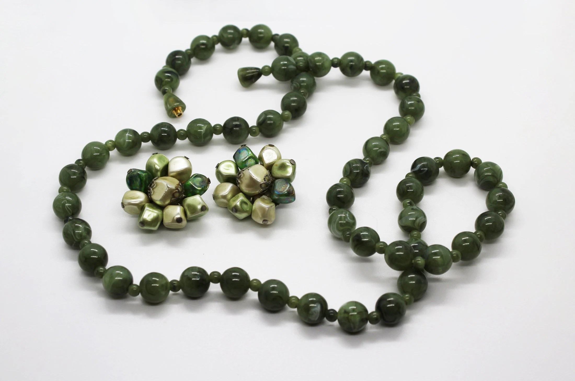 Retro Green Plastic Jewelry Set - Necklace & Earrings - Vintage Costume Fun Funky Bold MCM Mid Century Mod Boho Chic Beaded Fashion